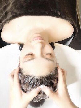 アンビ ウィズ ティアラ ビューティ サロン(ambi×Tiara BEAUTY SALON)の写真/【リピーター続出!人気スパメニューあり☆】生まれたてのような髪と頭皮へ。炭酸泡で頭皮をクレンジング◎