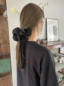 ヘアーアイストゥーレ(HAIR ICI TRE) ロング　ベージュ　オリーブ　ブリーチなし　ダブルカラー