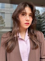 センターパートロングレイヤースタイル透明感ブラウン