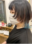 マッシュウルフカット外ハネインナーカラーオン眉