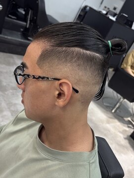 イントロバイフィーネ 渋谷(INTRO . by Fi-Ne) バーバーハイフェードマンバン/渋谷