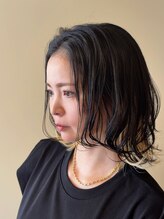 シリ アンド ブラント(siri and brunt) ツヤツヤ質感とインナーカラーで大人可愛いボブ