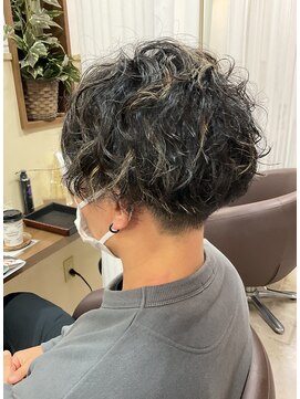 コアフィールフィス(COIFFURE fils) 【見附　今町】ツイストスパイラル　メッシュ　ハイライト