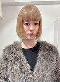 ホワイトベージュ×ミニボブ