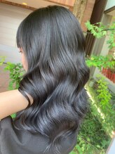 - 赤み、黄みを抑えた絶妙な透明感カラー -