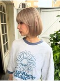 丸みのあるボブとハイトーンカラーで作るフェミニンスタイル
