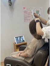 【マイクロスコープカウンセリング】頭皮の状態をお客様と一緒に確認。お悩みの状況を診断いたします。