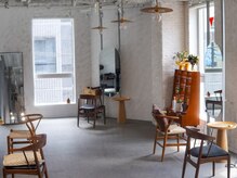 ベンジー 名駅店(benji)の雰囲気（インテリアにもこだわっています。木を使った暖かい雰囲気です◎）