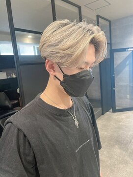 バックス メンズヘアー(BUCKS men's hair) センターパート/ハイトーン/ダブルカラー