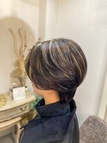 ロッカ(ROCCA) ミニウルフ立体ハイライト×ハンサムショート