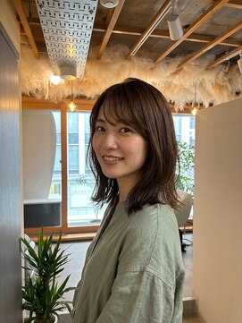 ホロル(horol) 軽やか前髪のナチュラル外ハネミディ