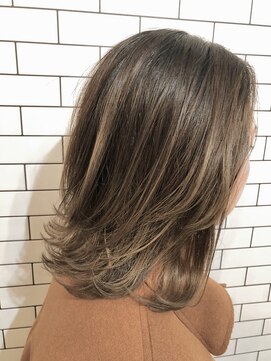 スリー(THREE) ナチュラルバレイヤージュ×ミディアムレイヤー