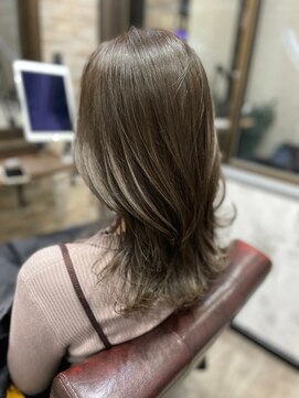 アトリエナガノ(atelier nagano) ニュアンスカラー/センターパート/ツヤ髪スタイル/ブルージュ