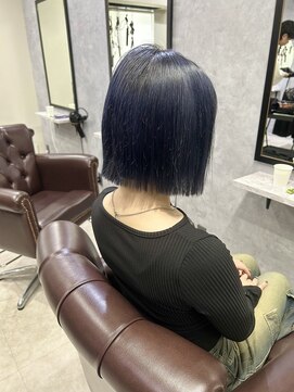 グラッジ 池袋(GLADGE) ネイビーブルー 切りっぱなしボブ 色落ちシルバー系
