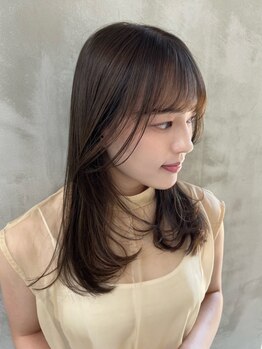 オーサム 下北沢(THE AWESUM)の写真/顔周りのレイヤーカットで輪郭をカバーしながら小顔に。頭皮と髪にも優しいカラーとの相性も〇[下北沢]