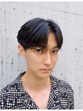 パーマをしっかりかけるのが難しい方には、ナチュラルなセンターパートデザインが◎[神保町/メンズパーマ]