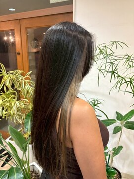 シー 岡崎(,SHE) 耳掛けで魅せるコントラスト。計算されたミスティカラーで垢抜け