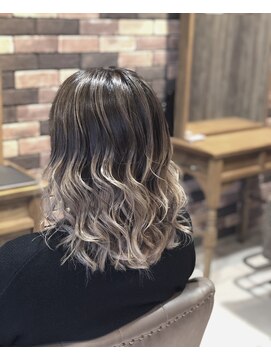 ホワイト 伊勢崎(WHITE) ブリーチ歴暗染め歴から外国人風バレイヤージュに☆