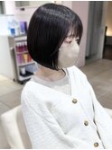 20代可愛い小顔ボブ前下がりショート