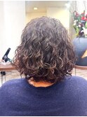 大人女性のミディアムパーマ
