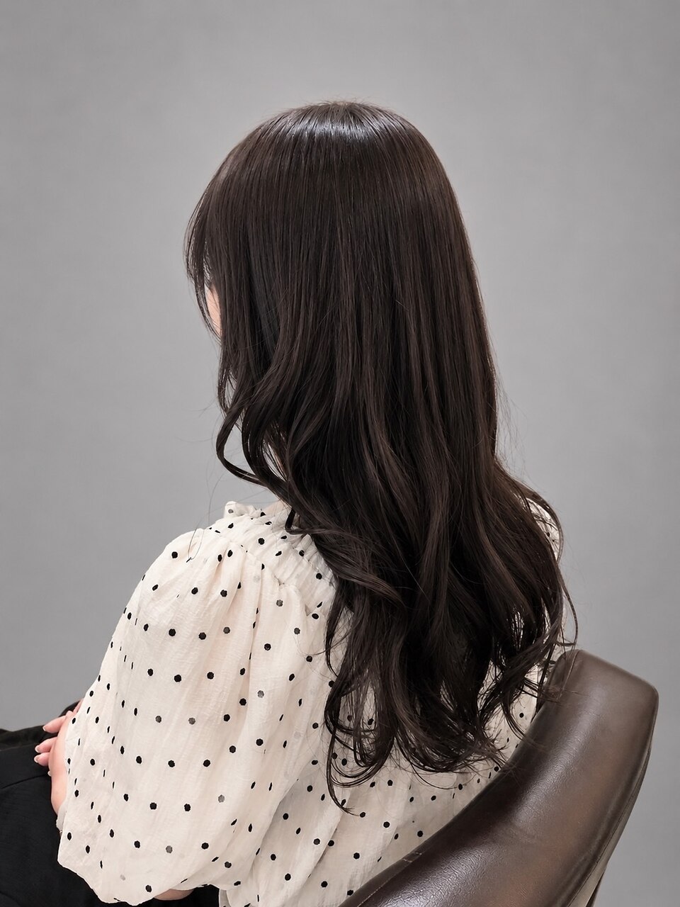 6 rokuダークグレー ベアトップ　完売品 大人可愛い艶ダークグレージュ：L287816041｜ソラヘアー(SORA hair)の