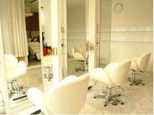 ヘアーサロン ニューヨーカー(Hair Salon New Yorker)の雰囲気（明るい日差しが差し込む店内。◎自然体で過ごせる空間）