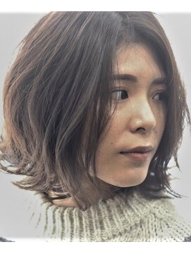 カイワ Kaiwa 外ハネシルエットボブ