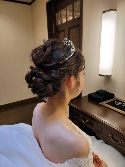 花嫁 編み込みシニヨンヘアスタイル