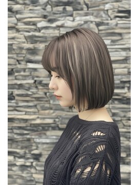ゆるやかな前下がりボブ＋ハイライト
