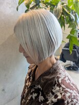 コティ(Kotii)&nbsp;白髪を「隠す」から「活かす」へ。グレイヘアショートの魅力