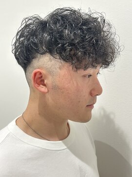ヒュイル バイ ニアウ(Hwyl by Niau) メンズマッシュパーマフェードスペインカールニュアンスパーマ