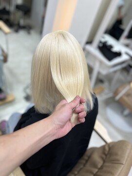 カリーナ(CARINA) ホワイトブロンド/ホワイトカラー