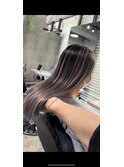 レイヤーボブハイライトブリーチレイヤーハイトーングレージュ