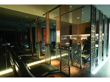 コーゾー アヴェダ 松屋銀座店(KOZO w AVEDA)の雰囲気（落ち着いたシャンプールームとフルフラットのシャンプー台）