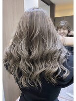 グラムアッシュ(GLAM ASH)&nbsp;波巻きペールグレージュハイライト/ヘルシースタイル