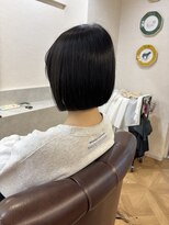 インビテーション(invitation) カーキカラーと切りっぱなしボブ