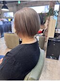 ショートボブ ダブルカラー ブリーチ シルバーベージュ 30代40代