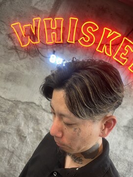 ウィスカーズ(Whiskers) フェード×センターパート