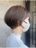 ひし形シルエットのショートヘア