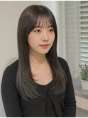 柔らかさ際立つオリーブグレージュ×レイヤーカット