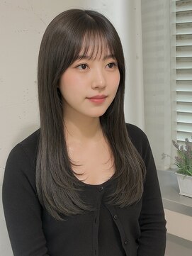 ナイロ(NiLO) 柔らかさ際立つオリーブグレージュ×レイヤーカット