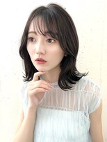 透け感グレージュ外ハネミディアムヘア