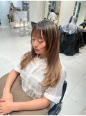レイヤーカット×細めハイライト入りベージュグレージュ