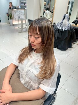 ガリカ 横浜(Gallica) レイヤーカット×細めハイライト入りベージュグレージュ