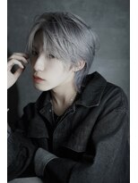 シン(syn)&nbsp;センターパートウルフ シルバーカラー