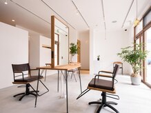 ヘアプラスニリンソウ(hair+)の雰囲気（シンプルな店内◇白と木をベースに可愛い雰囲気）