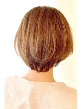 レウナ 外苑前(Reuna) 30代40代に人気シルエットが綺麗に見えるショートボブ