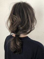 低めで結ぶヘアアレンジ