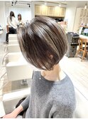 白髪ぼかしハイライト×前下がりショート