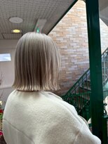 イグレック 庄内本店(igrek)&nbsp;ホワイトカラー×ぱつっとボブ